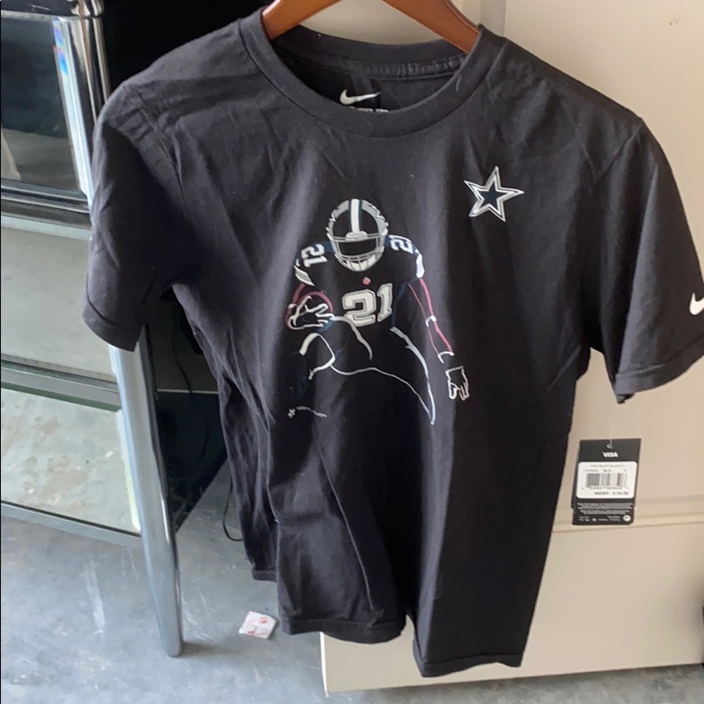 Dallas Cowboys  Elliott 22 black shirt.